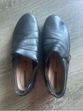 Women’s Clarks Black Slip-On shoes 6 1/2